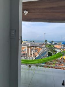 Aussicht aus einem Fenster mit einer Hängematte in der Unterkunft Casa da India in Cayru
