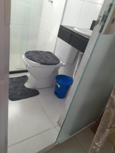 Casa da India في Cairu: حمام مع مرحاض مع دلو أزرق