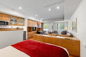 een keuken met een rood tapijt in een kamer bij Studio #229 in Olympic Valley