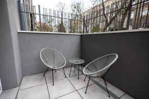 2 sillas y una mesa en el balcón en Apartament z Tarasem, en Toruń