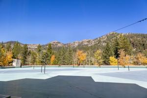 een tennisbaan met bomen en bergen op de achtergrond bij Studio #229 in Olympic Valley