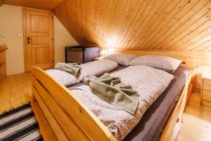 Postel nebo postele na pokoji v ubytování Chaloupka u Káji