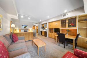 ein Wohnzimmer mit einem Sofa und einem Tisch in der Unterkunft Studio #237 in Olympic Valley