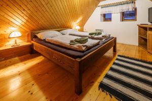 Postel nebo postele na pokoji v ubytování Chaloupka u Káji