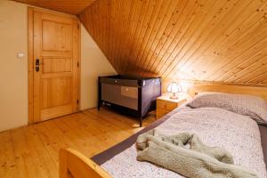 Postel nebo postele na pokoji v ubytování Chaloupka u Káji