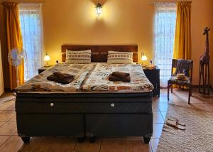 ein Schlafzimmer mit einem großen Bett mit zwei Kissen darauf in der Unterkunft Privathaus mit eigenem Pool - Windhoek in Windhoek