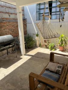 un patio con una hamaca en una habitación en María Chusena alojamiento 1 en Fray Bentos