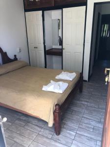 梅洛的住宿－El Cortijo Apart - Hotel，一间卧室配有一张床,上面有两条毛巾