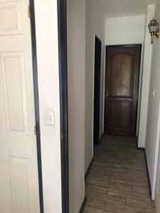 um corredor com uma porta e um piso de azulejo em El Cortijo Apart - Hotel em Merlo