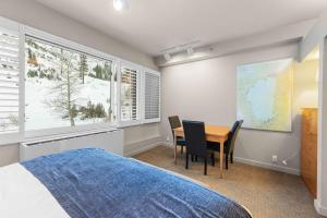 Postel nebo postele na pokoji v ubytování Palisades Tahoe Lodge Rentals Studio #255
