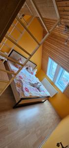 ein Schlafzimmer mit einem Etagenbett und einem Fenster in der Unterkunft The Moon in Weißenfels
