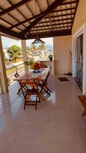 ein Esszimmer mit einem Tisch und Meerblick in der Unterkunft Casa Ventos Guaibim in Guaibim