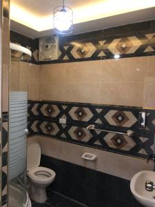 uma casa de banho com um WC e um lavatório em شقه بحر مباشر العصافرة em Alexandria