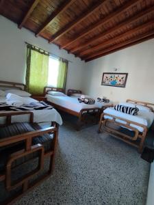 瓜塔佩的住宿－Hotel Casa Verde Guatapé，一间房间,有三张床