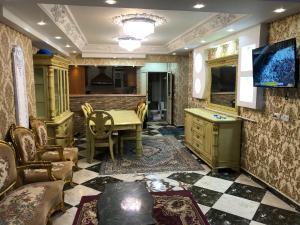 a living room with a table and a tv at شقه بحر مباشر العصافرة in Alexandria