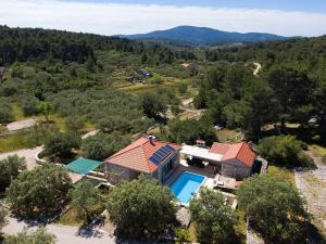 - une vue aérienne sur une maison avec une piscine dans l'établissement Holiday Home Ivona, à Vela Luka