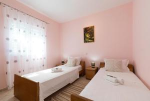 - une chambre avec 2 lits et une fenêtre dans l'établissement Holiday Home Ivona, à Vela Luka