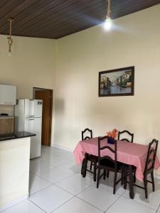 kuchnia i jadalnia ze stołem i krzesłami w obiekcie Recanto da Serra w mieście Pardinho