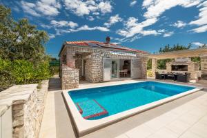 - une piscine dans une arrière-cour avec une maison dans l'établissement Holiday Home Ivona, à Vela Luka