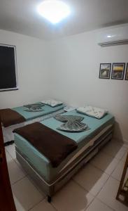 2 Betten in einem Zimmer mit in der Unterkunft Apartamento Beira Rio no Condomínio Brisas do Lago in Paulo Afonso