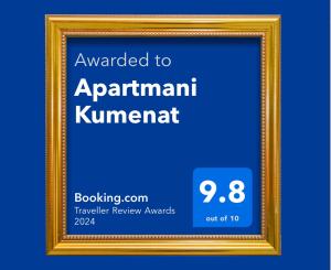 比奧格勒納莫魯的住宿－Apartmani Kumenat，金色画框,上面有标有给公寓的标志