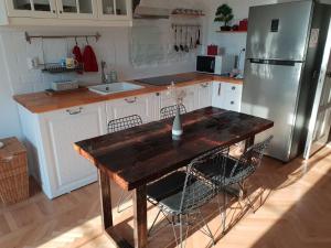 cocina con mesa de madera y nevera en FRONTEX CityCenter Galati - disscount on Google!, en Galaţi