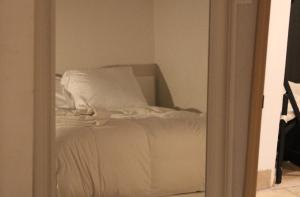 reflejo de una cama en un espejo en Private room in the heart of Oakland en Pittsburgh