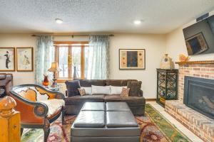 ein Wohnzimmer mit einem Sofa und einem Kamin in der Unterkunft Savage Vacation Home 18 Mi to Minneapolis in Savage