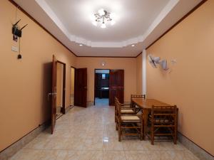 a dining room with a table and chairs at Boonsong Guest House in Khao Tao