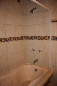 Das Bad ist mit einer Badewanne mit einer Dusche ausgestattet. in der Unterkunft El Palacio de Barro in Chincheros