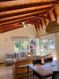 uma sala de estar com um sofá e uma mesa em Balcones de Montaña em Villa La Angostura