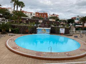 uma grande piscina azul num pátio em Casa Armonía del sol em San Bartolomé