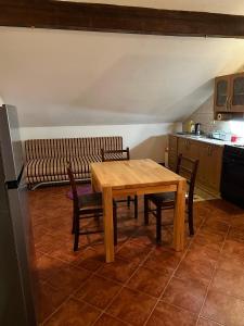 una mesa y sillas en una cocina con sofá en Apartmani Ivan en Kupres