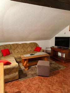 sala de estar con sofá y mesa en Apartmani Ivan en Kupres
