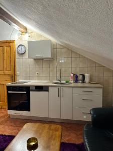 cocina con fregadero y fogones en Apartmani Ivan en Kupres