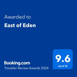 Ein blauer Bildschirm mit dem östlich von Eden verliehenen Text in der Unterkunft East of Eden in Nairobi