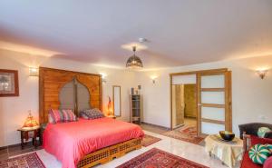 a bedroom with a bed with a wooden headboard at Gite Le Paradis in Orcival