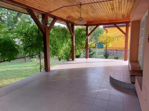 Vonkajšia záhrada v ubytovaní Holiday House Retro