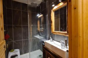 a bathroom with a tub and a sink and a shower at Appartement de charme, vue sur les montagnes. in Aiguilles