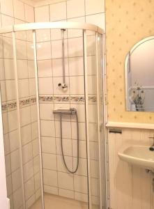 y baño con ducha y lavamanos. en Vertshuset Fannarheimr, en Orkanger