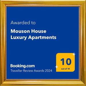 un’immagine di un segno giallo in una cornice d’oro di Mouson House Luxury Apartments a Kavala