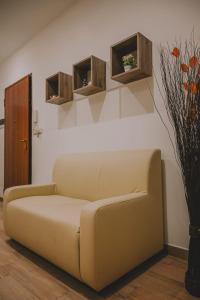 ein Wohnzimmer mit einem Sofa und einer Vase in der Unterkunft Dimora Giuditta in Brindisi