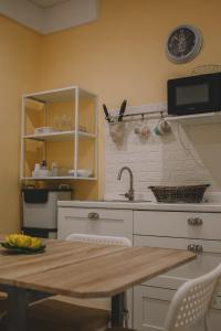 - une cuisine avec une table en bois et un évier dans l'établissement Dimora Giuditta, à Brindisi
