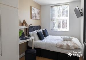 Habitación pequeña con cama y ventana en Contractors & Families 4 Bed House Sleeps 8, en Preston