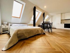 um quarto com uma cama e piso em madeira em Apartamenty Kamienica Centrum em Lubin