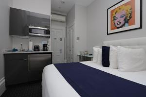 um quarto de hotel com uma cama e uma cozinha em Charming & Stylish Studio on Beacon Hill #2 em Boston