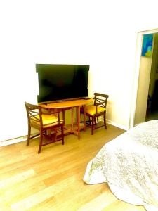 1 dormitorio con mesa, 2 sillas y 1 cama en Chic studio in Leicester Sqaure! en Londres