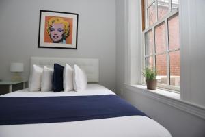 um quarto com uma cama e uma janela em Charming & Stylish Studio on Beacon Hill #2 em Boston