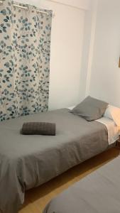 Una cama con una almohada en una habitación en Harmony room málaga, en Málaga