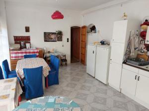 Kuchyňa alebo kuchynka v ubytovaní Holiday House Retro + 5 fotografií